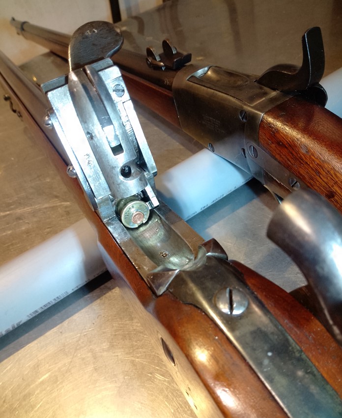 Figura 2: Cartucho en la recámara de un Milbank-Amsler y un Peabody / Figura 3: Cartucho en la recámara de un fusil Peabody