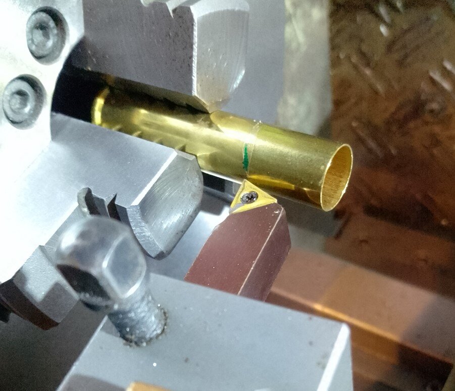Figure 4 : Douilles de calibre 50-110 Win, vis en laiton et douille terminée pour percussion annulaire / Figure 5 : Raccourcissement de la douille à 42 mm