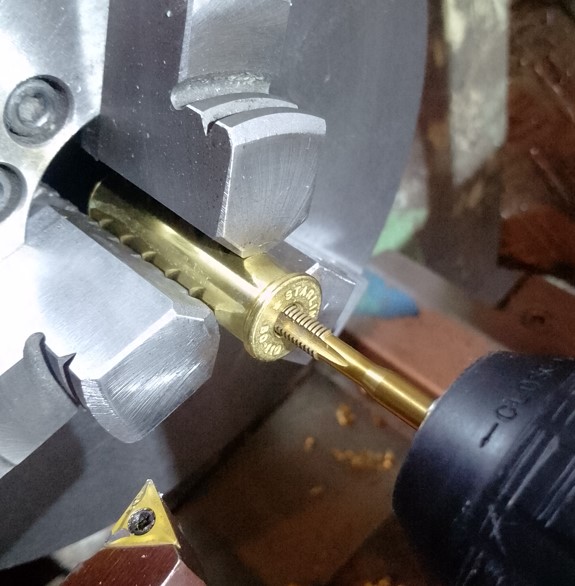 Figura 6: Hacer una rosca para un tornillo M5 en el culote de la vaina taladrada